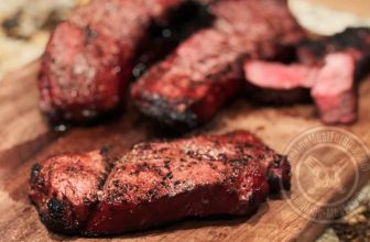 Schroeiende steaks op een houtskoolschoorsteen